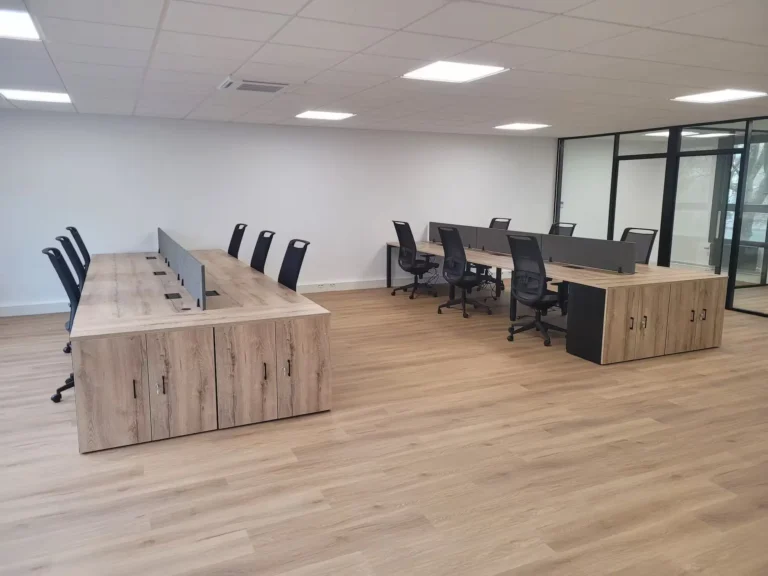 Open space de bureau rénové parquet boi cloisons vitrées